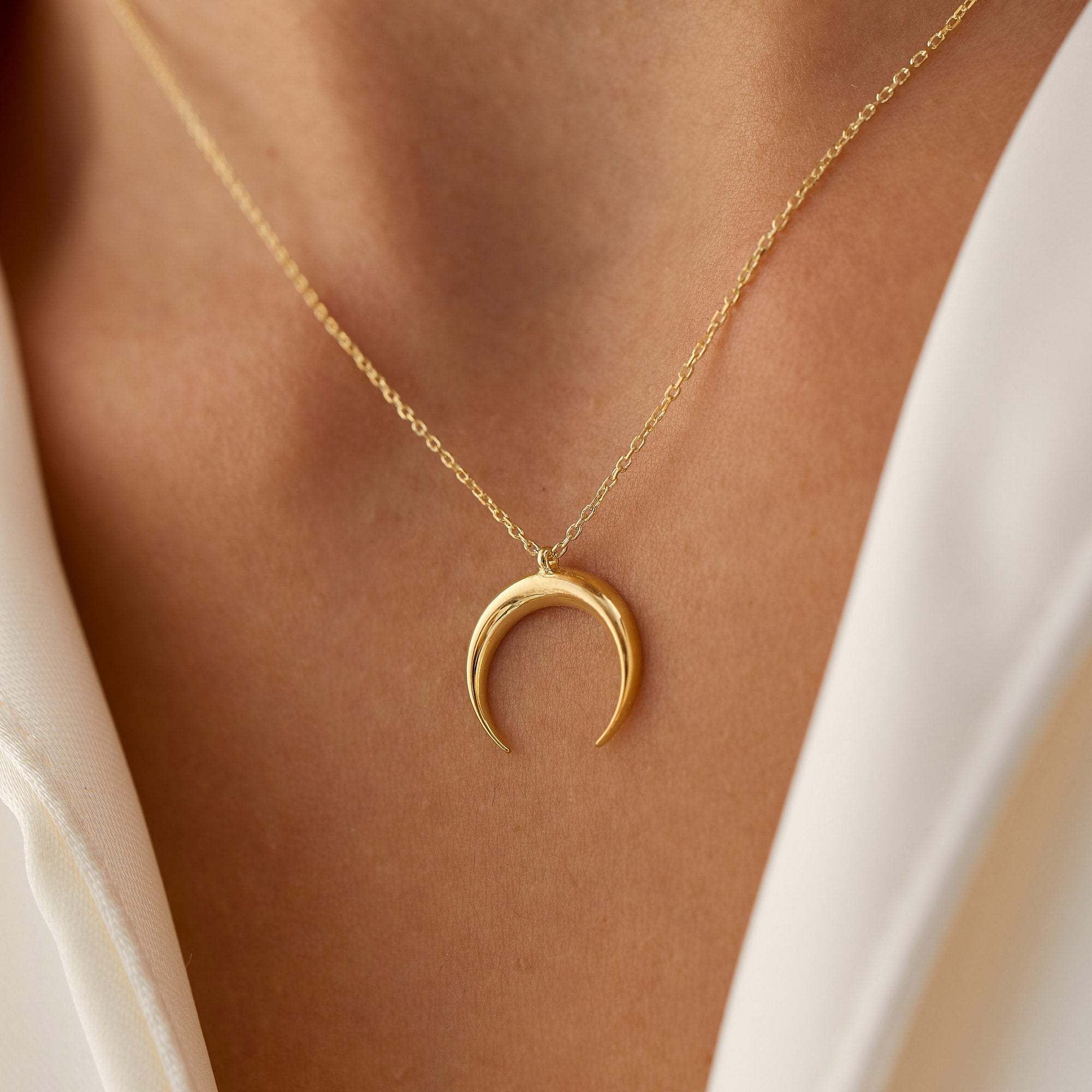 OBFJ1298 - 14K Plain Gold Crescent Moon Necklace 3