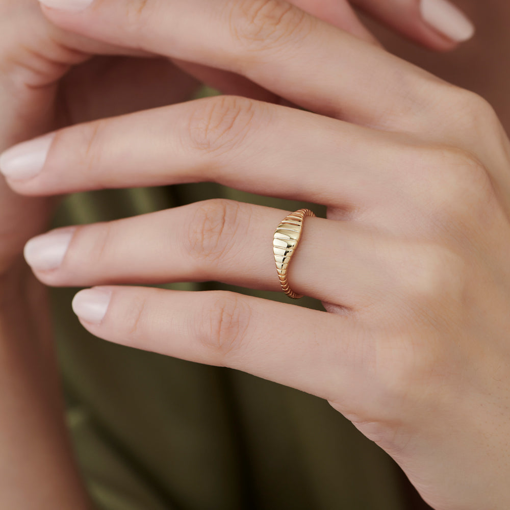 OBFJ1545 - 14k Minimalist Wave Signet Ring 2