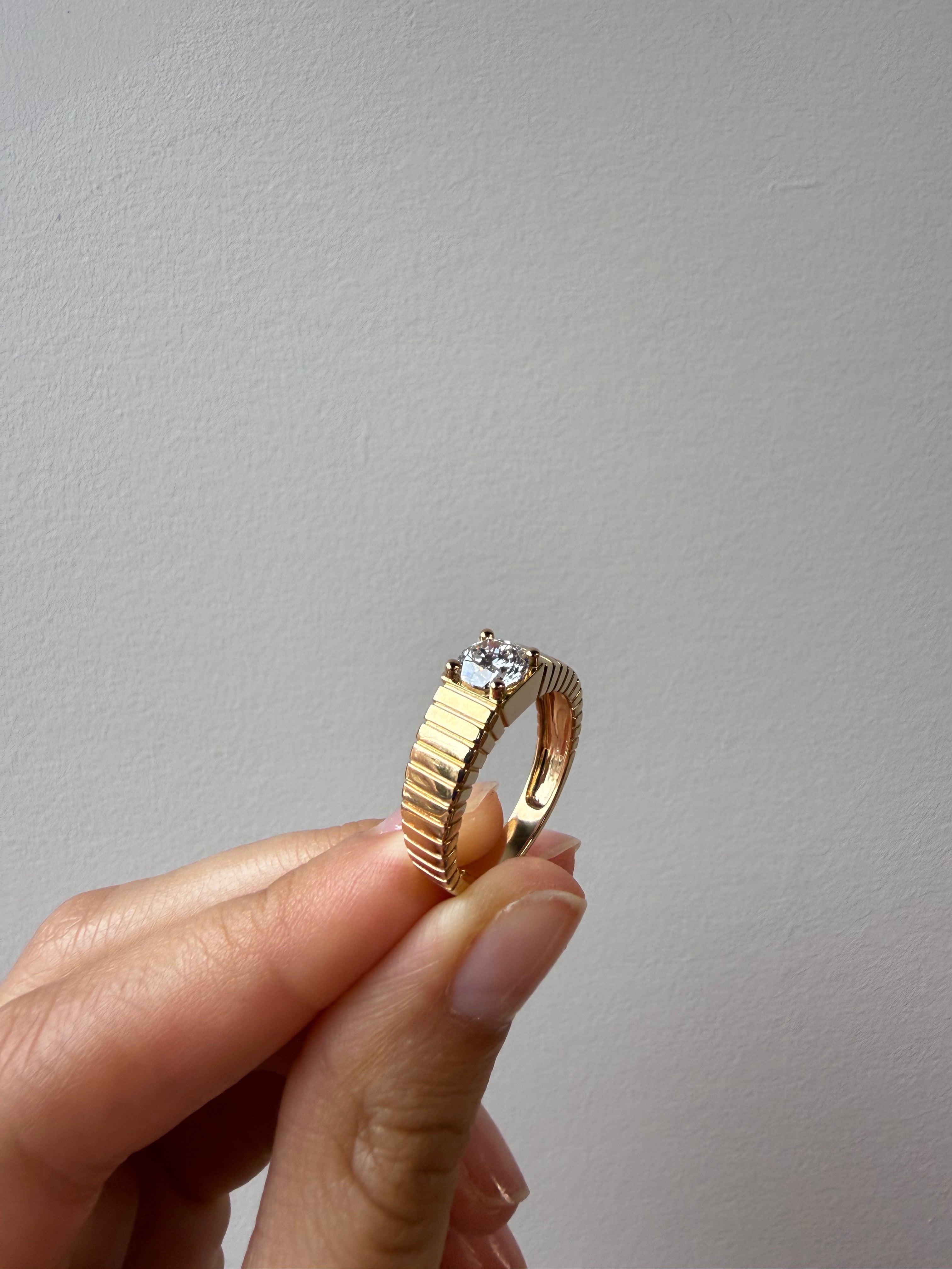 OBFJ0082 - 14K Gold 1.00ct Round Diamond Ribbed Ring 3