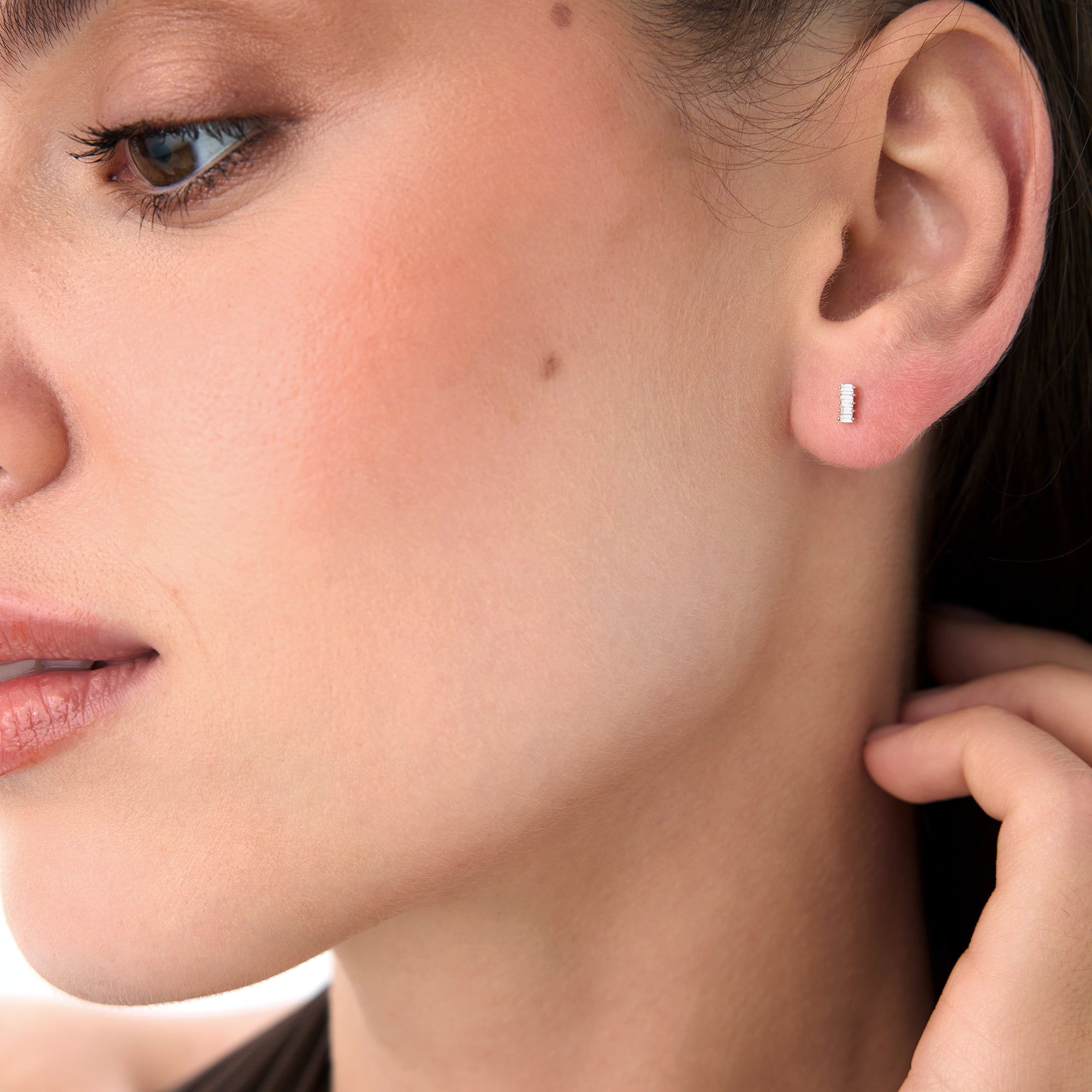 OBFJ0665 - 14k Diamond Baguette Bar Stud Earrings 4