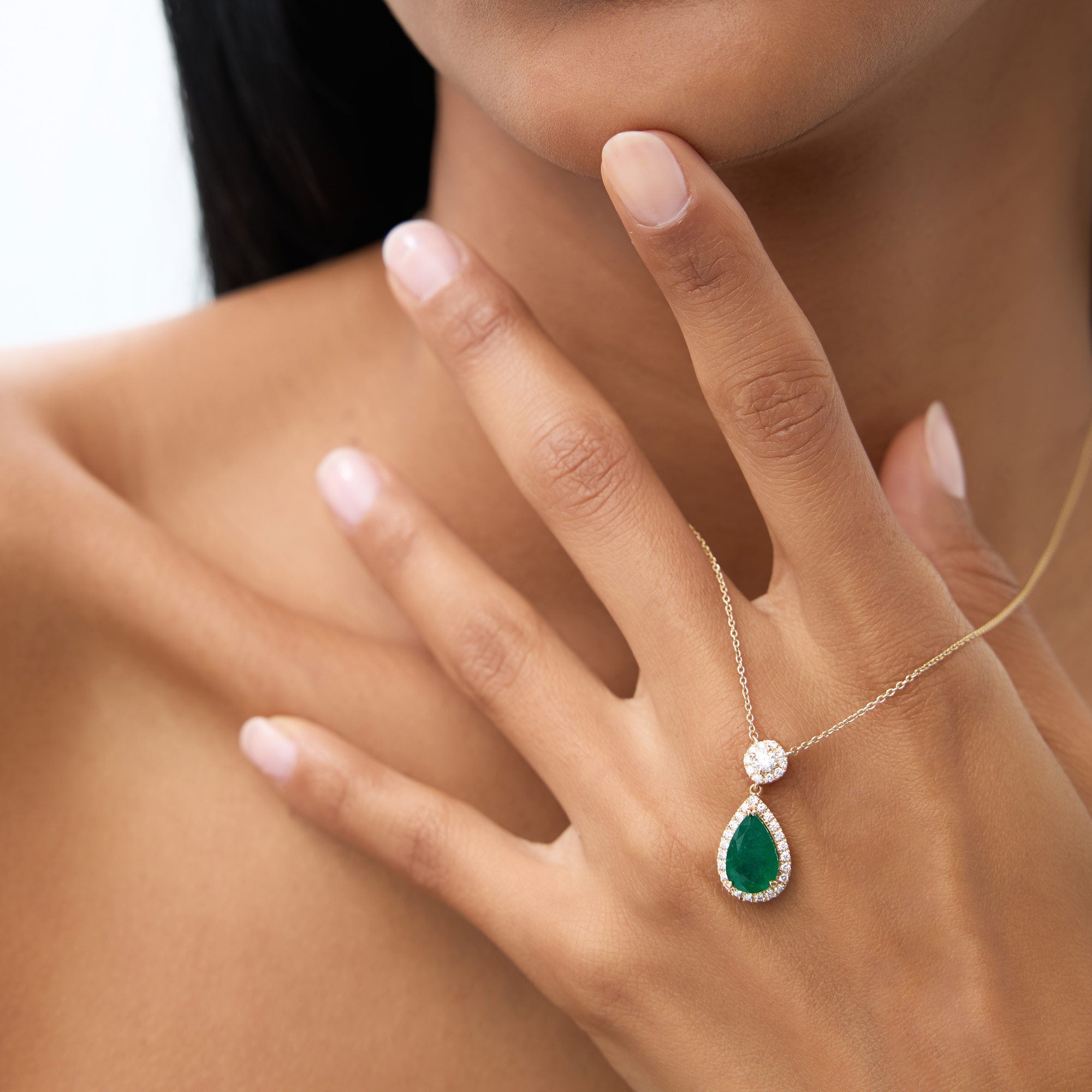 OBFJ1079 - 14k 2.00 Ctw Pear Shape Emerald and Diamond Halo Setting Necklace 2