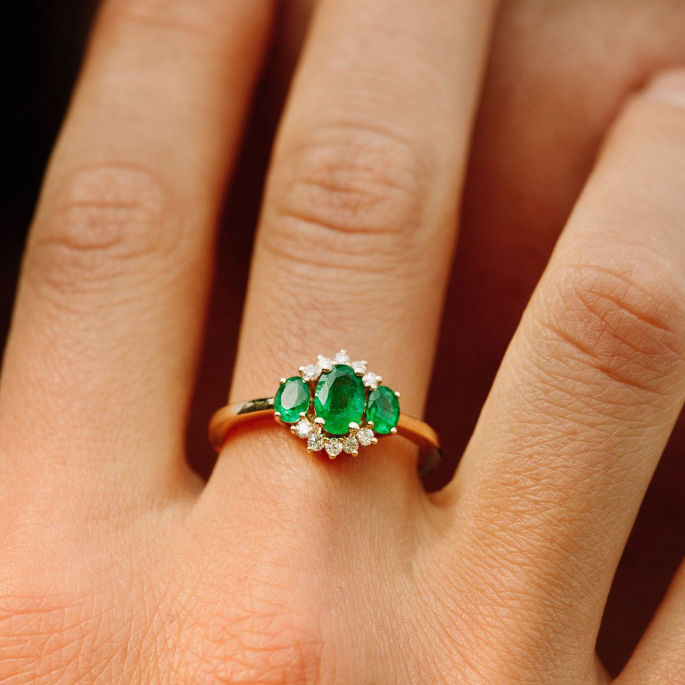 OBFJ1996 - 14k Three Stone Emerald Cluster Ring 3